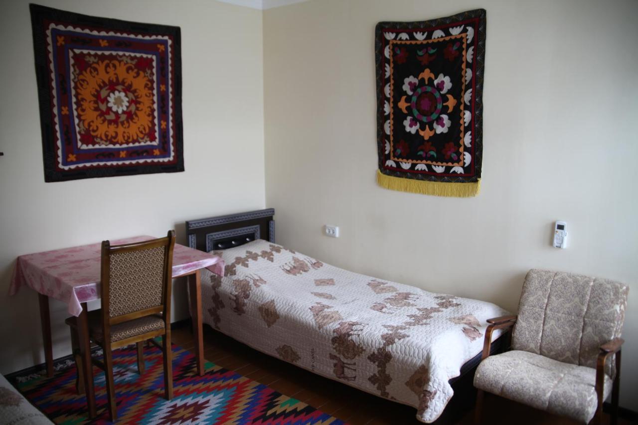 בוקורו Art Guest House Usto מראה חיצוני תמונה